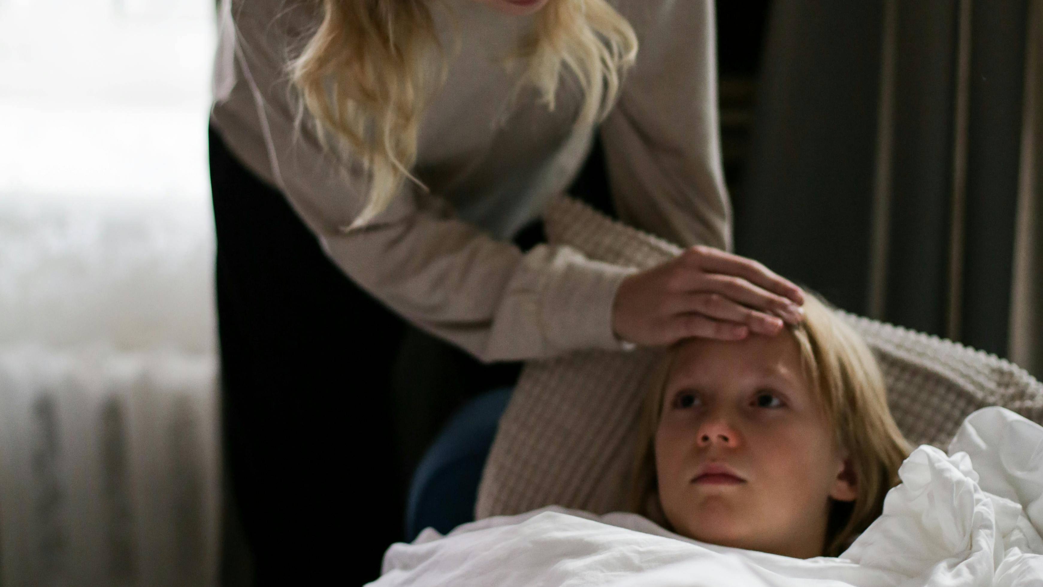 Một trong các dấu hiệu tan máu bẩm sinh ở trẻ là thiếu máu mạn tính khiến da và niêm mạc nhợt nhạt