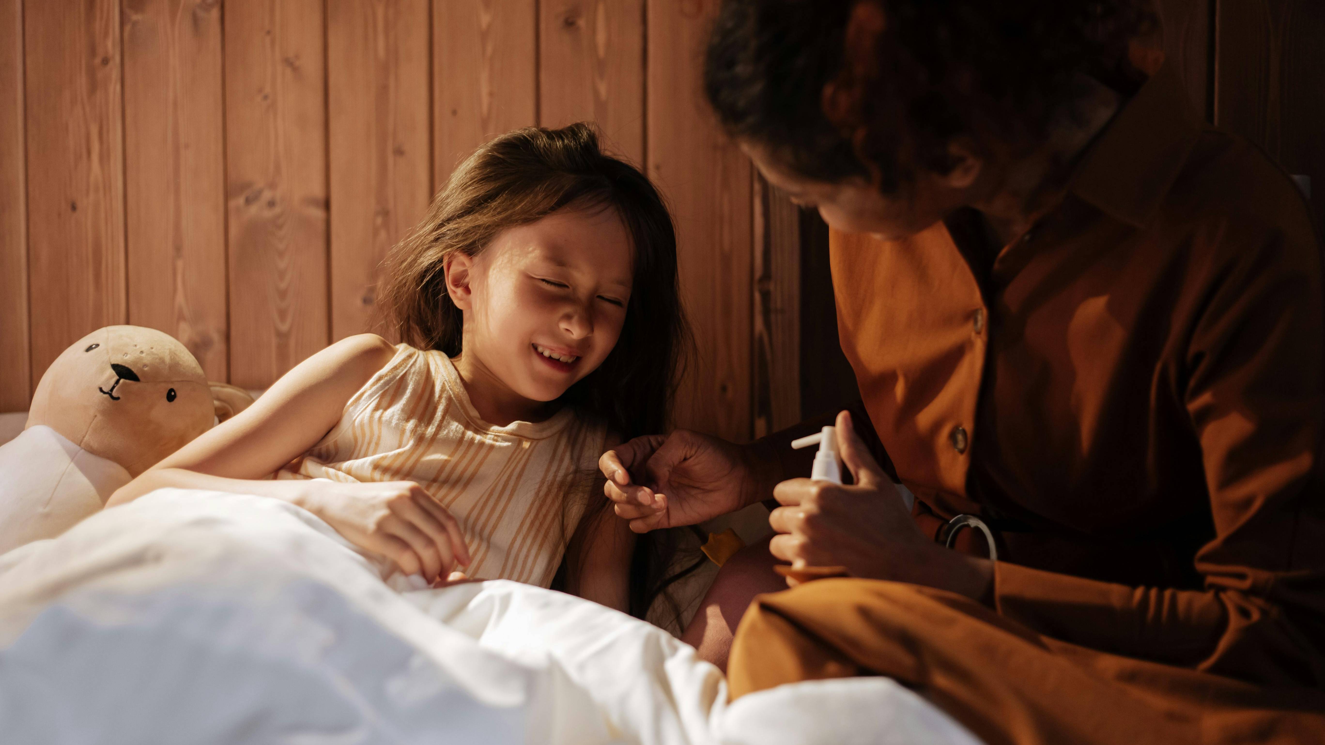 Trẻ có thể bị vàng da và vàng củng mạc mắt do quá trình tan hủy hồng cầu diễn ra liên tục