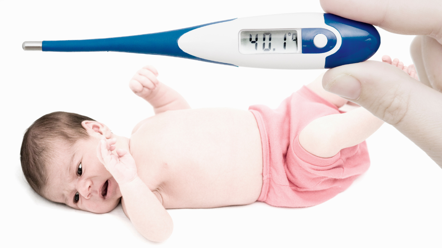 Nếu bé đang sốt cao, ba mẹ nên dùng khăn ấm để lau người thay vì tắm