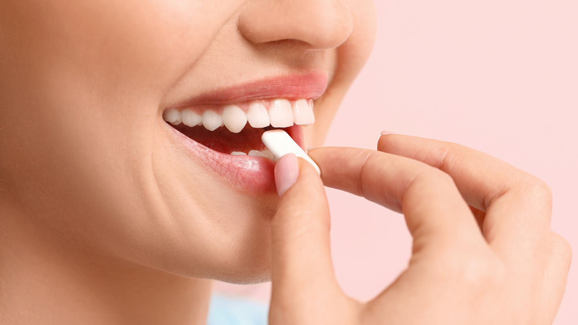 Một trong những mẹo chữa ù tai nhanh là nhai kẹo cao su