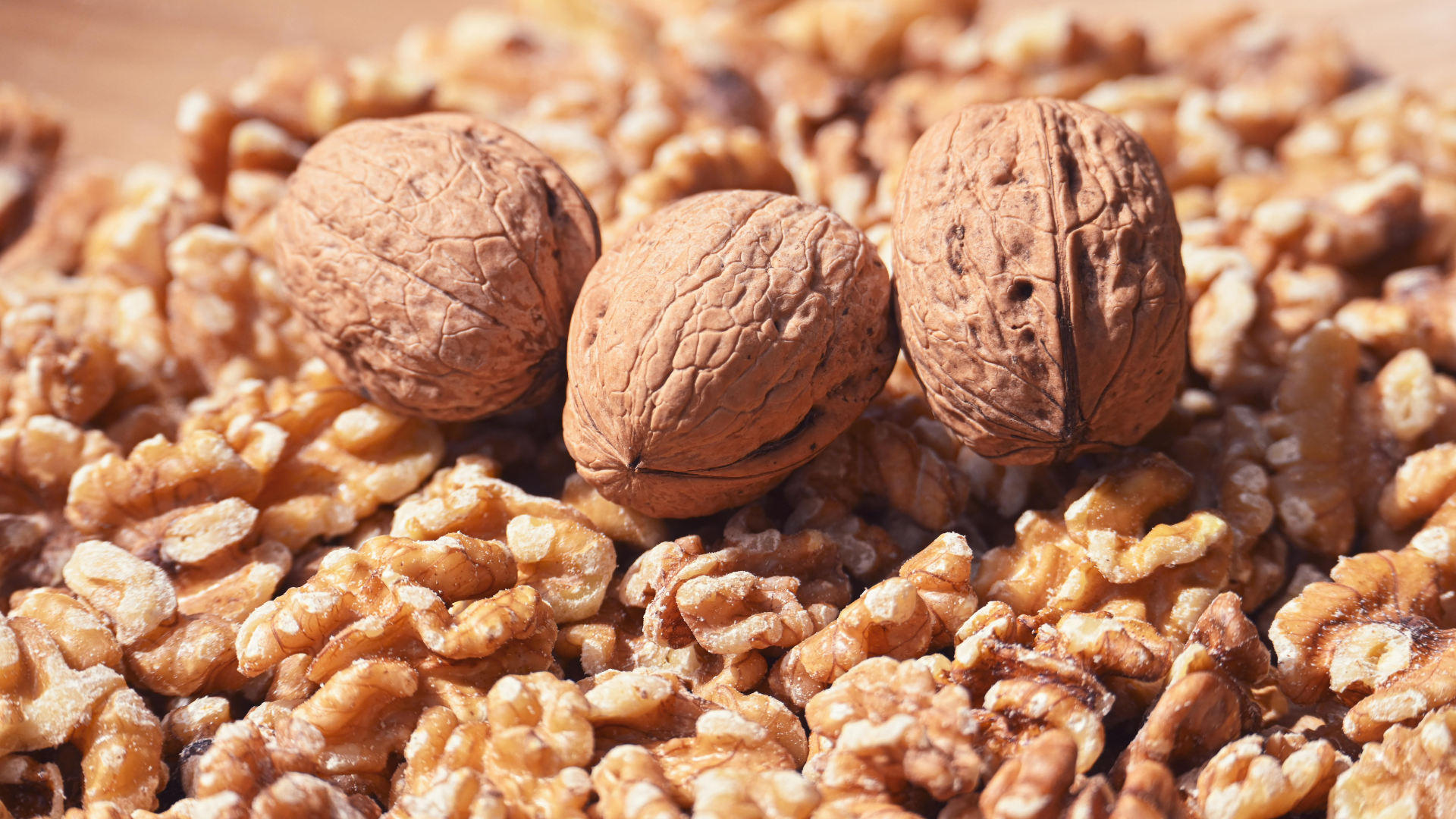 Hạt óc chó là 1 trong 5 món giàu omega 3 giúp ngủ sâu hơn và phục hồi não bộ ban đêm