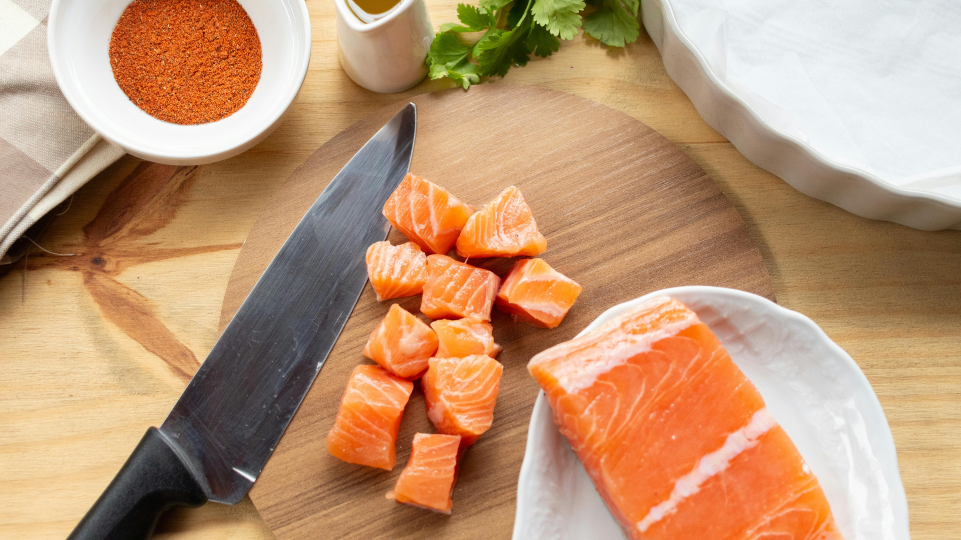 Cá hồi là nguồn cung cấp omega 3 dạng dễ hấp thu, đặc biệt tốt cho sức khỏe não bộ