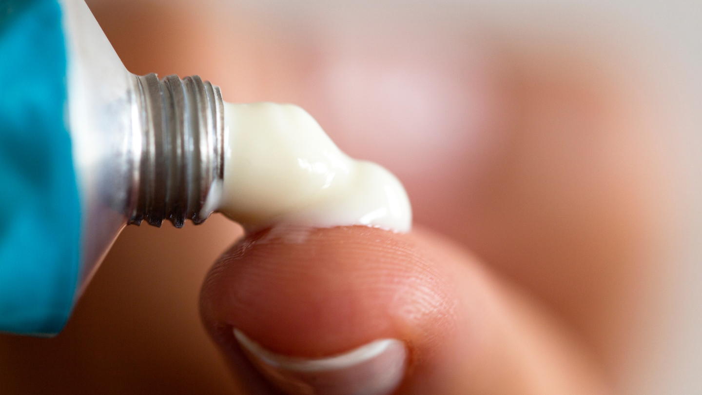Kem bôi ngoài da chứa corticoid là dạng thuốc thường được bác sĩ chỉ định