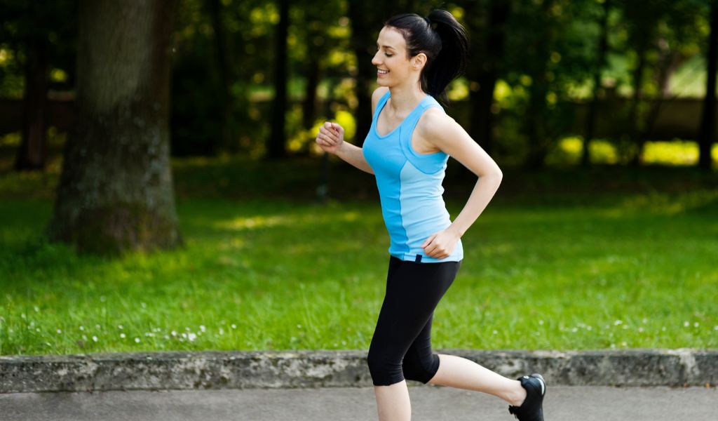 Chạy bộ đều đặn mỗi ngày và đủ lâu, cơ thể chuyển sang đốt mỡ giúp giảm mỡ hiệu quả