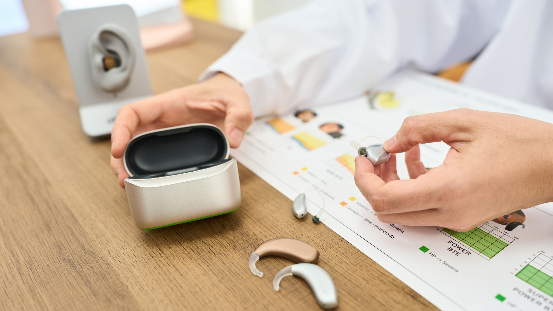 Máy trợ thính là một trong những phương pháp điều trị nâng đỡ trong điếc tai