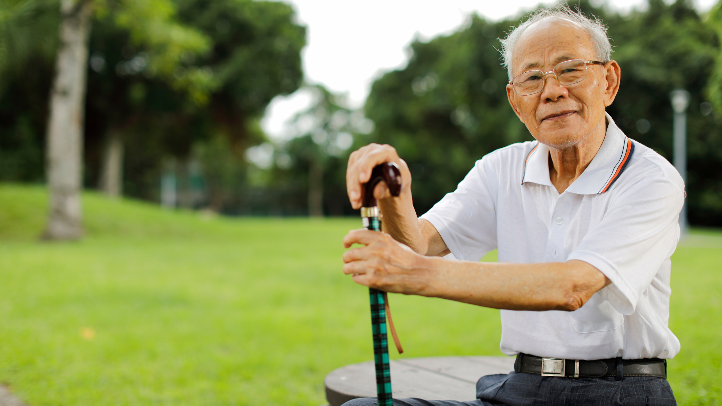 Người bệnh cần dùng gậy chống khi đi lại để tránh té ngã