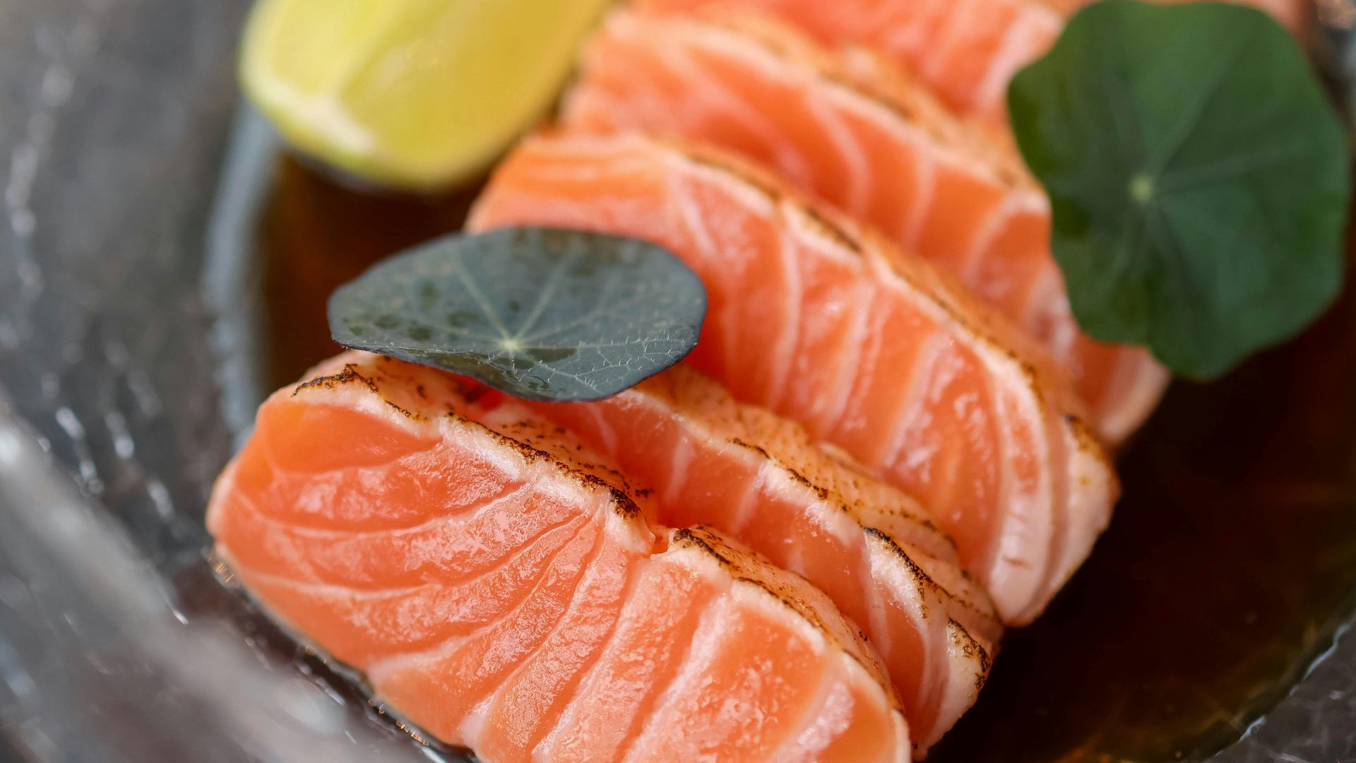 Cá hồi áp chảo là một trong 6 món ăn tốt cho mạch máu