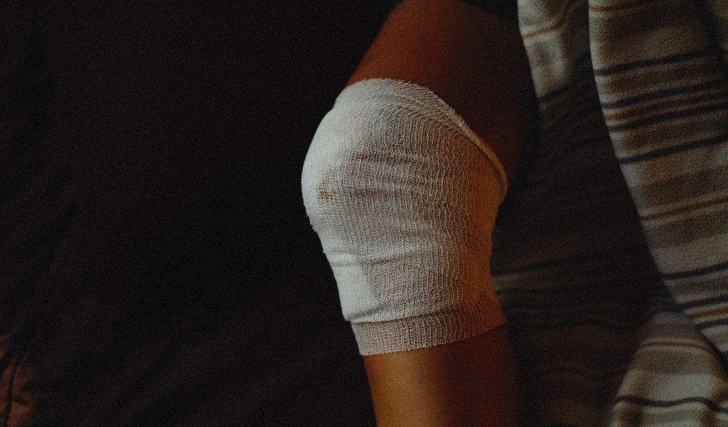 Phẫu thuật được chỉ định khi vết rách sụn chêm lớn, gây kẹt khớp hoặc điều trị bảo tồn không hiệu quả