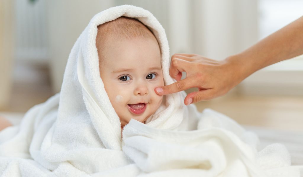 Sử dụng sản phẩm chăm sóc không phù hợp cũng là một nguyên do khiến trẻ sơ sinh bị rôm sảy ở mặt