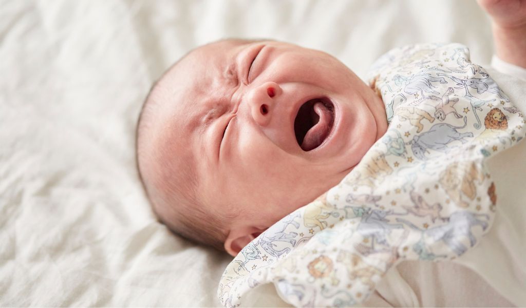 Trẻ bị rôm sảy nặng thường quấy khóc, biếng ăn và ngủ không sâu giấc