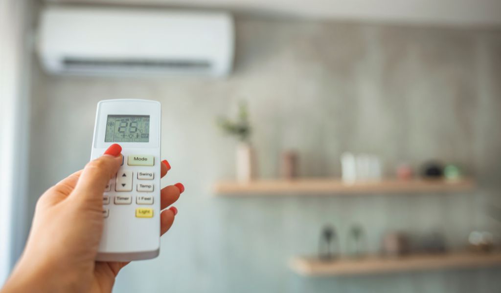 Giữ cho không gian phòng ngủ luôn mát mẻ giúp trẻ hạn chế đổ mồ hôi