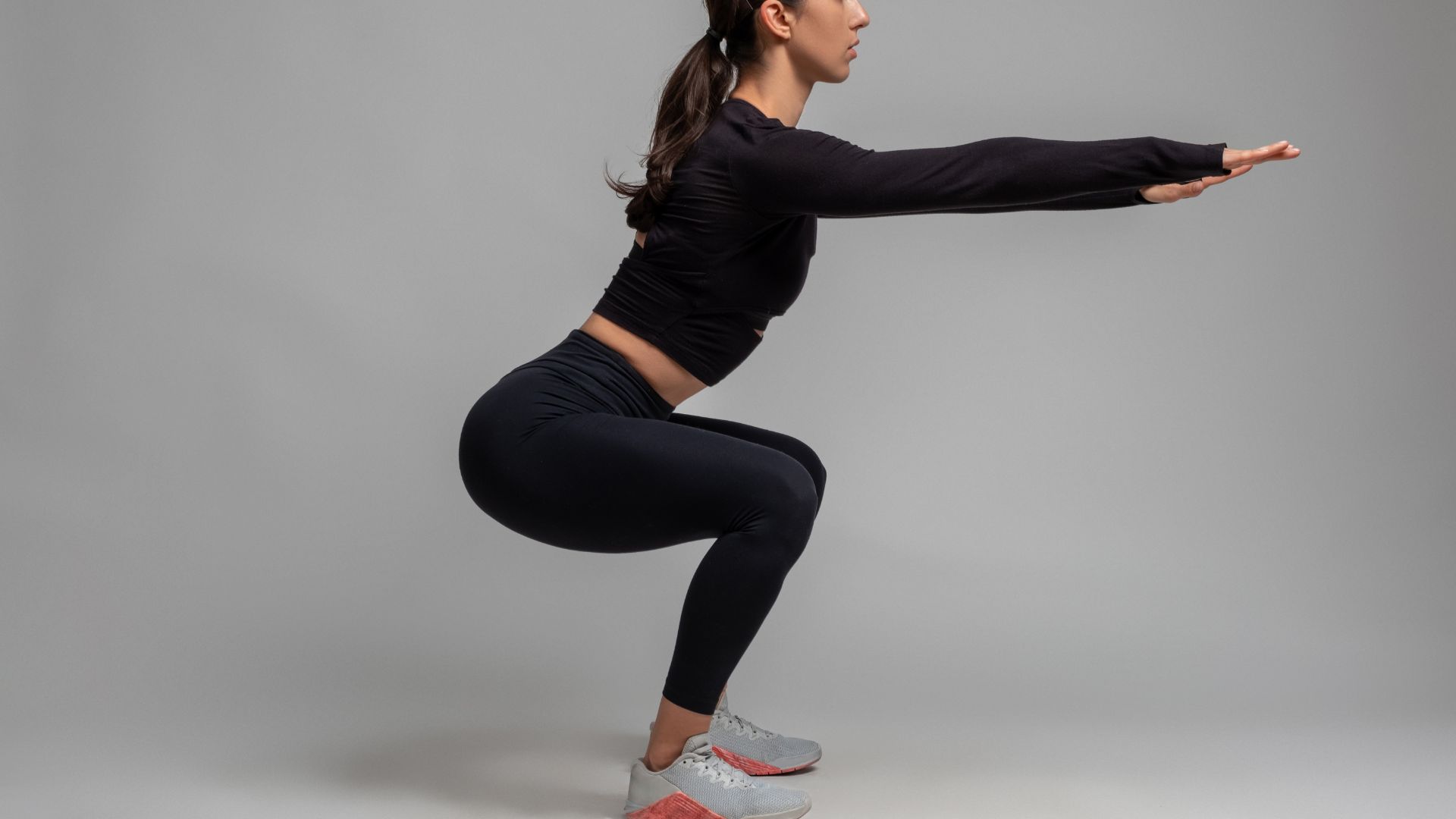 Bài tập squat chân khép giúp cải thiện dáng chân vòng kiềng