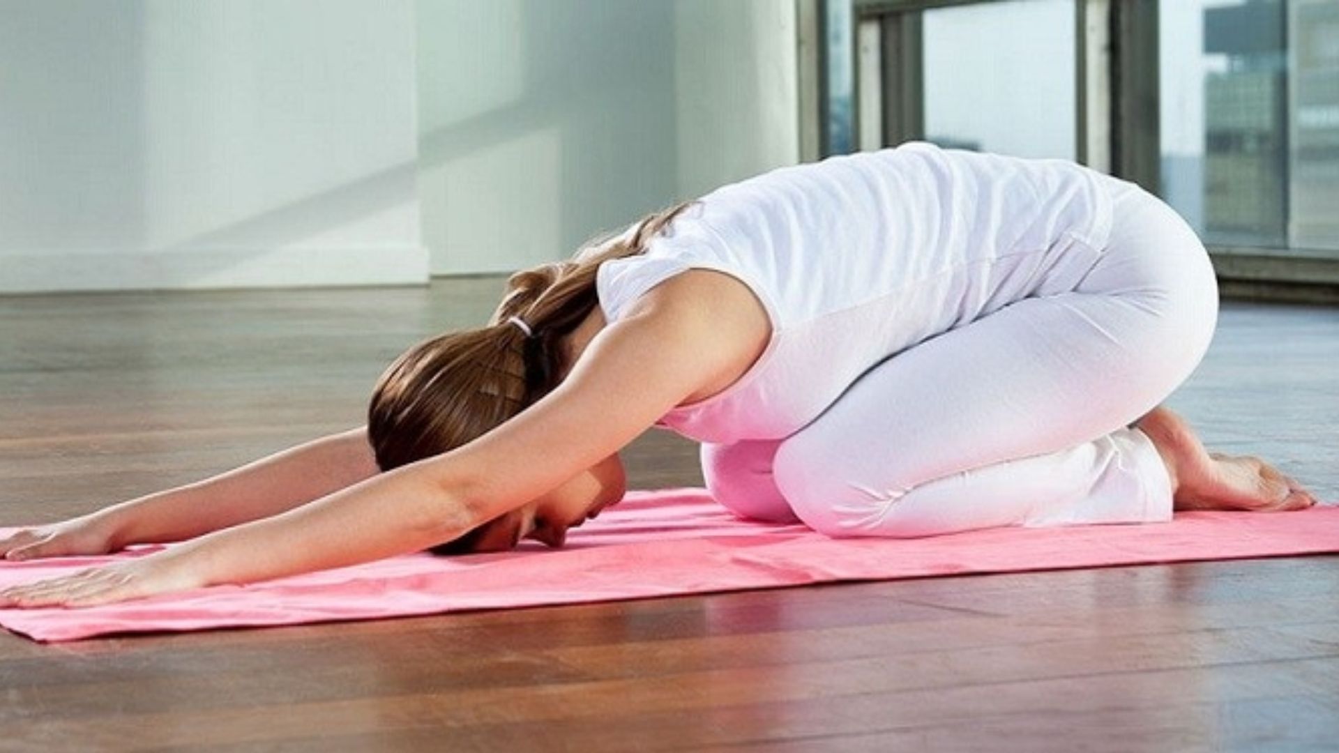 Tư thế em bé là một trong các bài tập đau thần kinh tọa hiệu quả tại nhà