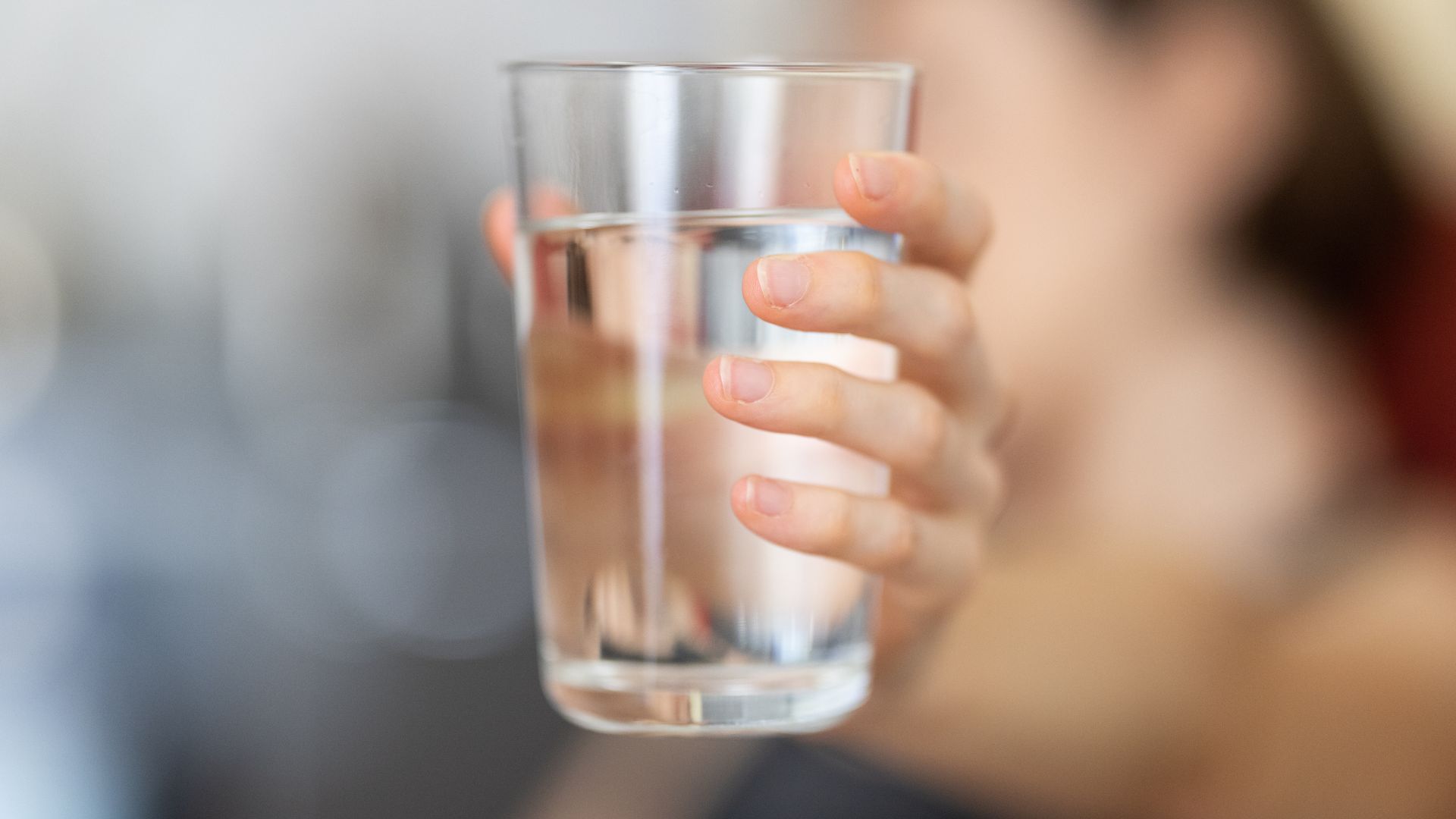 Bạn hãy uống đủ nước trong quá trình tập để bù năng lượng cho cơ thể