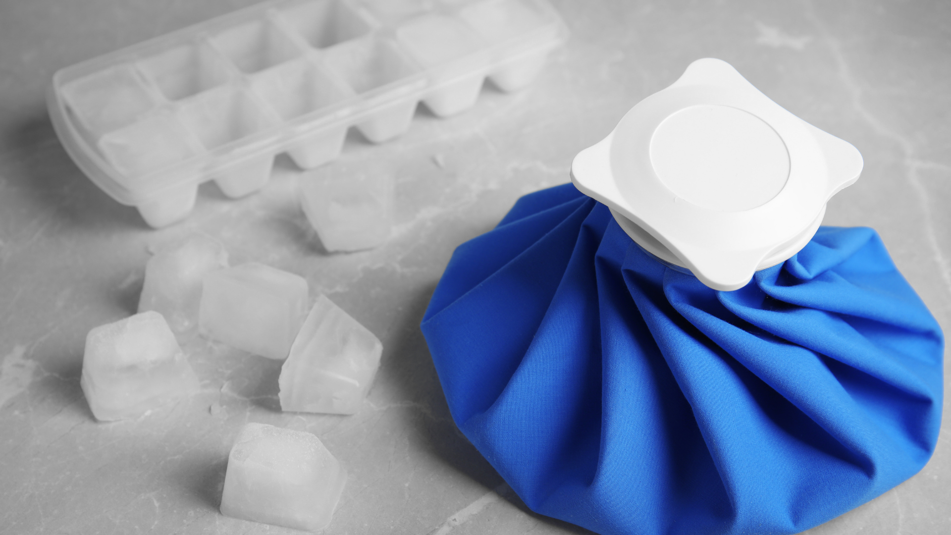 Chườm đá hoặc lau người bằng nước lạnh là một cách sai lầm khi hạ sốt tại nhà