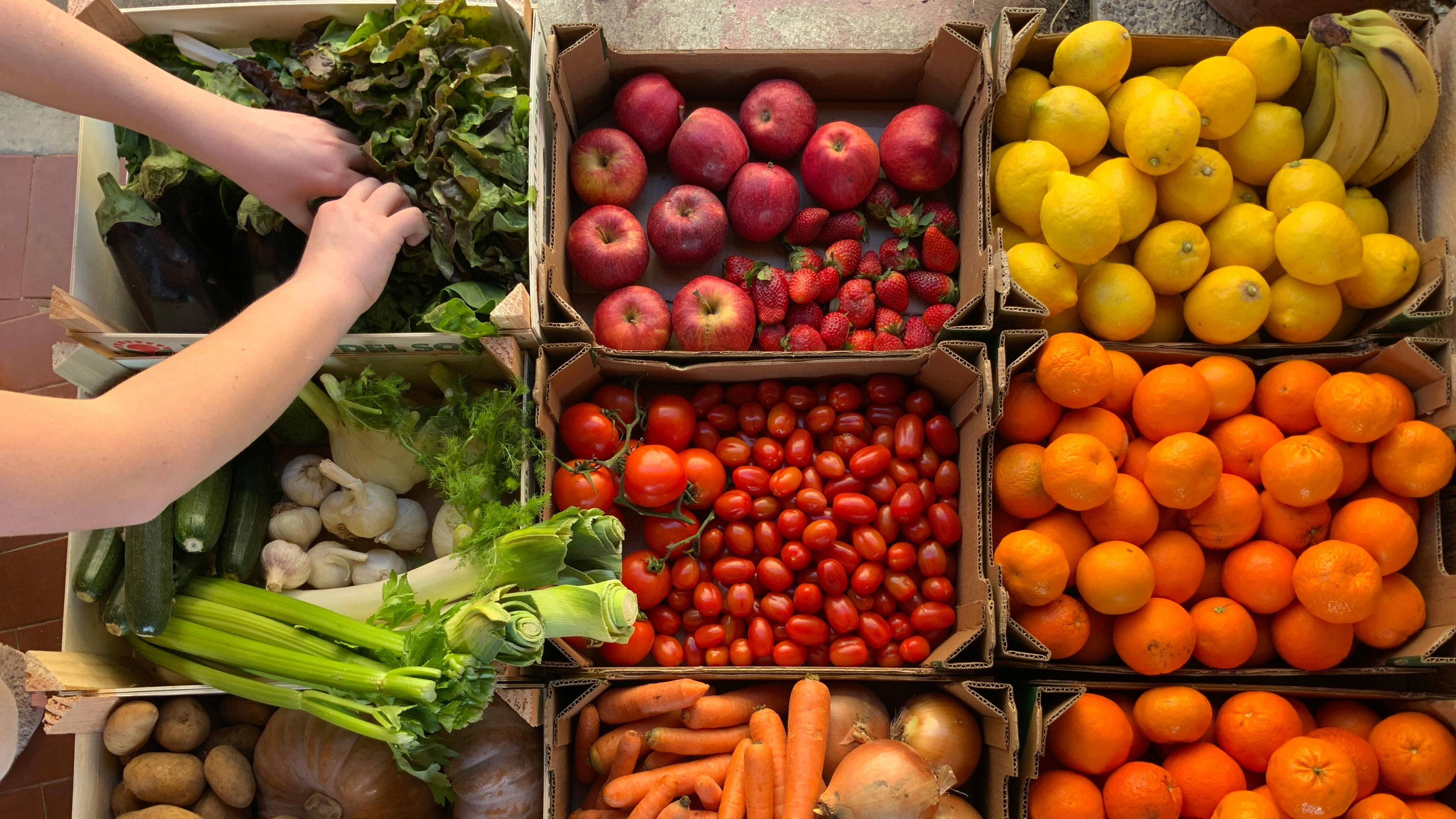 Người bệnh viêm khớp ở ngón chân nên bổ sung rau xanh và trái cây tươi