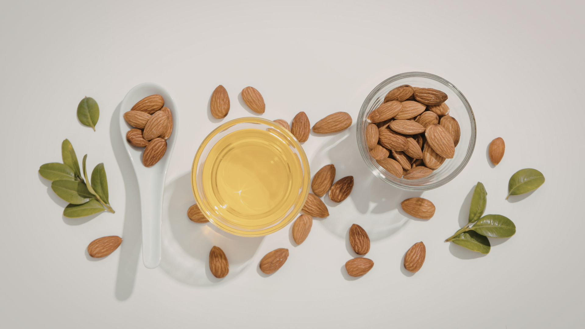 Có thể thoa trực tiếp dầu dừa, dầu ô liu, dầu hạnh nhân lên môi để dưỡng ẩm tự nhiên