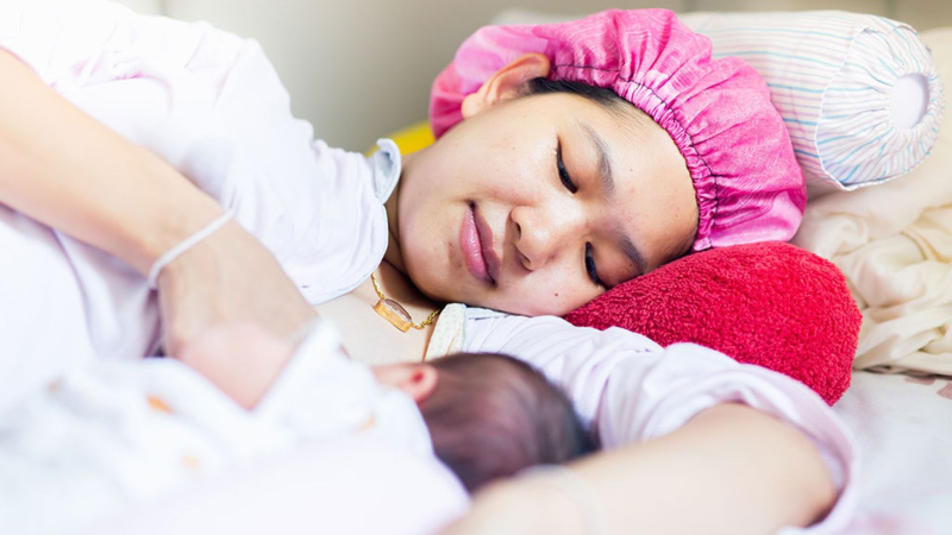 7 tư thế cho con bú đúng cách giúp bé bú hiệu quả, mẹ không đau mỏi 4