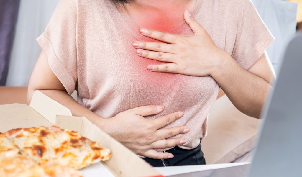 GERD có thể gây cảm giác nóng rát và đau tức sau xương ức, khiến nhiều người nhầm lẫn khi tìm hiểu đau phổi do đâu