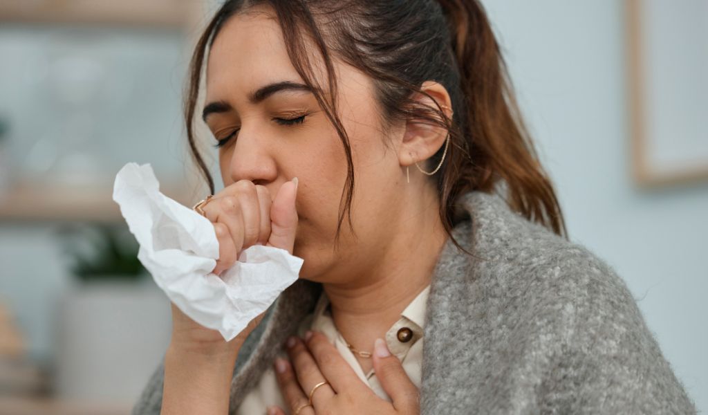 Ho kéo dài hoặc kèm đau ngực có thể là dấu hiệu cảnh báo các vấn đề ở phổi