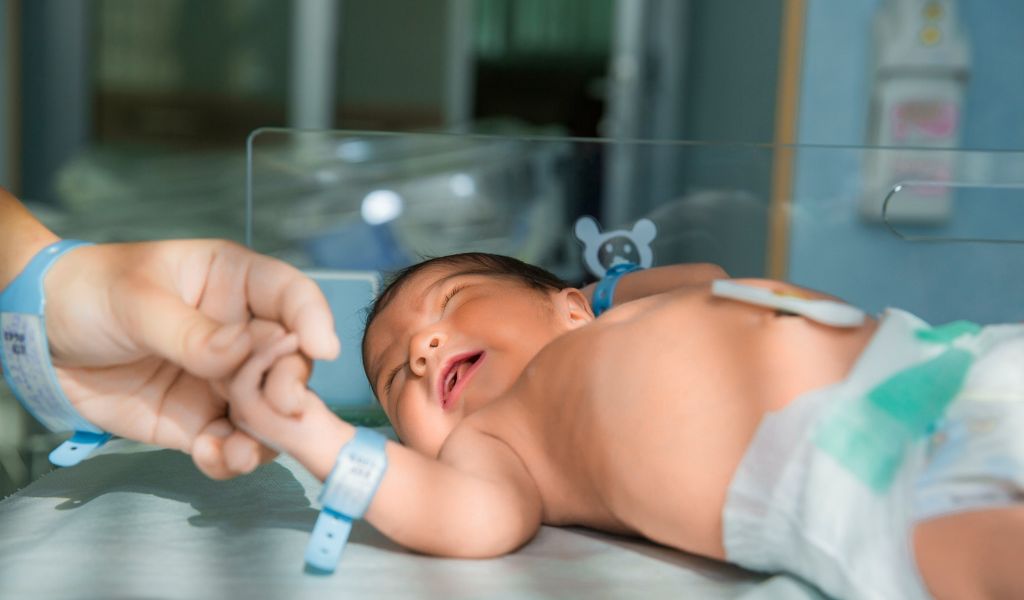 Thoát vị cơ hoành bẩm sinh có thể xuất hiện khi trẻ chào đời do khe hở bất thường ở cơ hoành