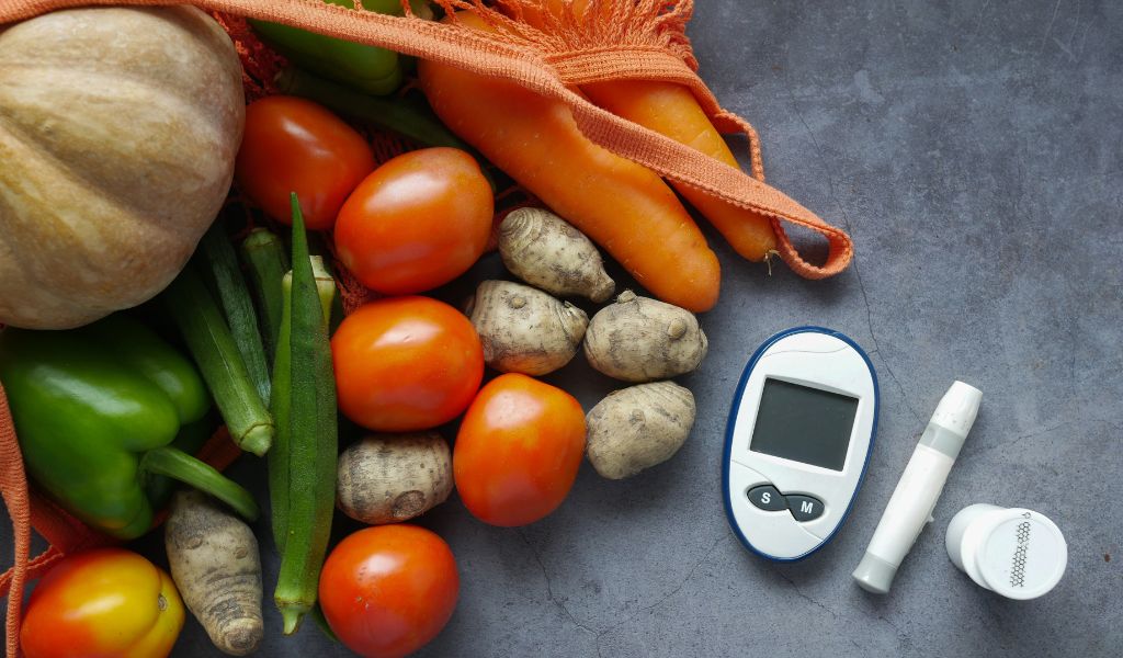 Duy trì chế độ ăn phù hợp và uống đủ nước giúp người tiểu đường ổn định đường huyết khi mắc cúm