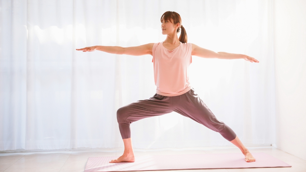 Vận động nhẹ nhàng và tập yoga giúp giảm áp lực hậu môn và phòng ngừa trĩ ngoại