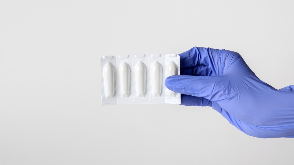 Sử dụng thuốc bôi hoặc thuốc đặt theo chỉ định bác sĩ giúp giảm đau và viêm trĩ ngoại