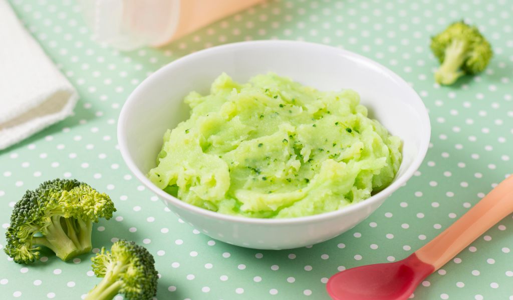 Bông cải xanh giàu vitamin và chất chống oxy hóa, giúp tăng đề kháng và hỗ trợ phục hồi cho trẻ sau tiêm