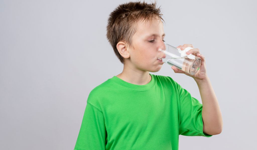 Nước lọc là phần quan trọng trong chế độ ăn cho trẻ sau khi tiêm chủng