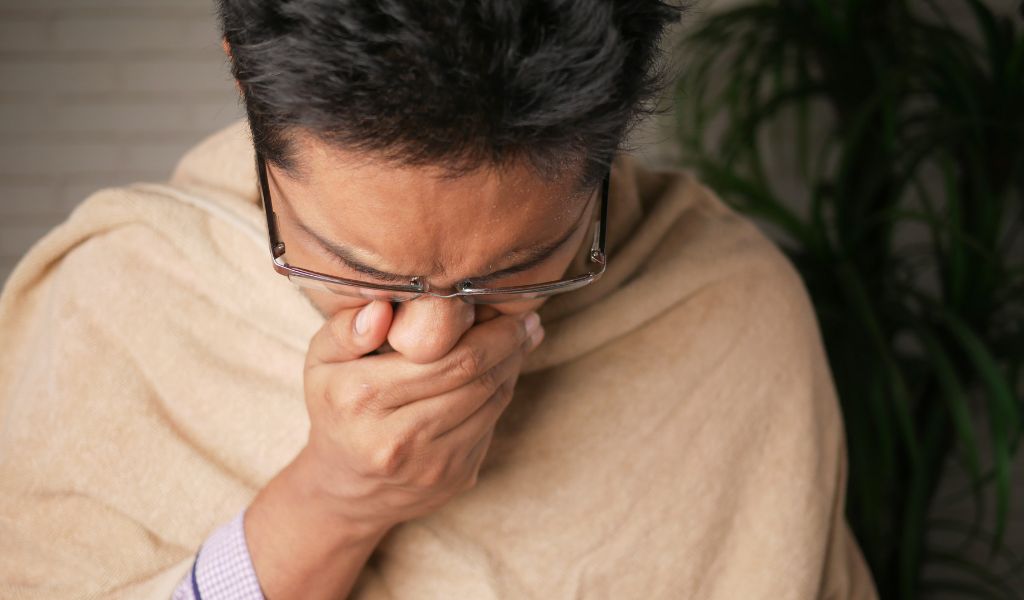 Cơn ho kéo dài và đau tức ngực là những biểu hiện rõ rệt nhất của nhiễm trùng phổi