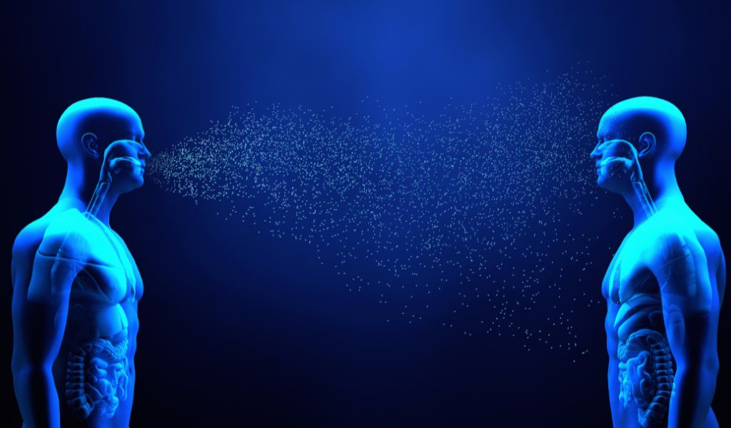 Nhiễm trùng ở phổi có thể lây lan qua giọt bắn khi người bệnh ho, hắt hơi hoặc nói chuyện