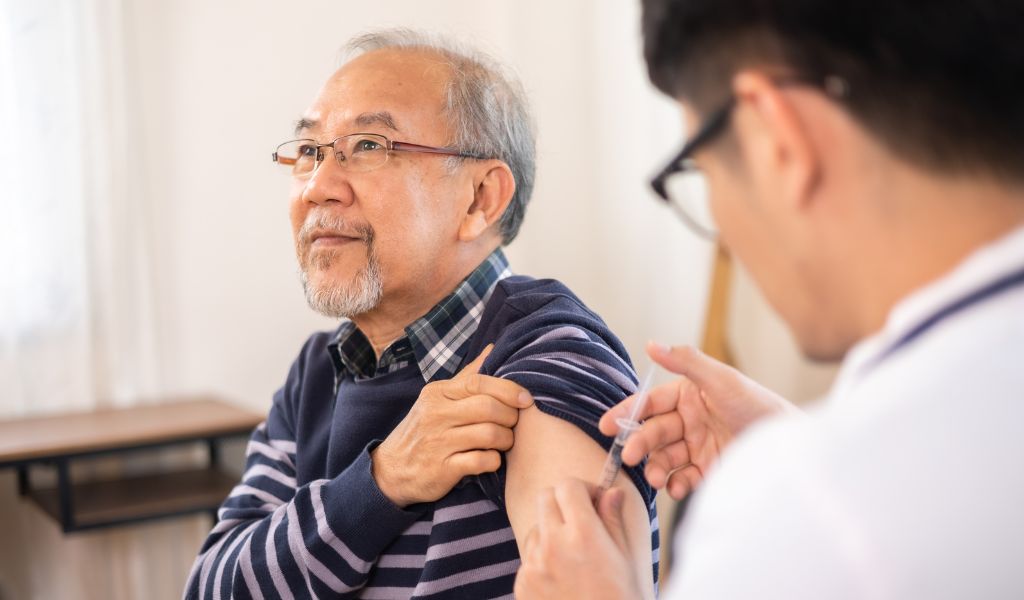 Tiêm phòng vắc xin là biện pháp chủ động nhất để ngăn ngừa các loại vi khuẩn gây viêm phổi