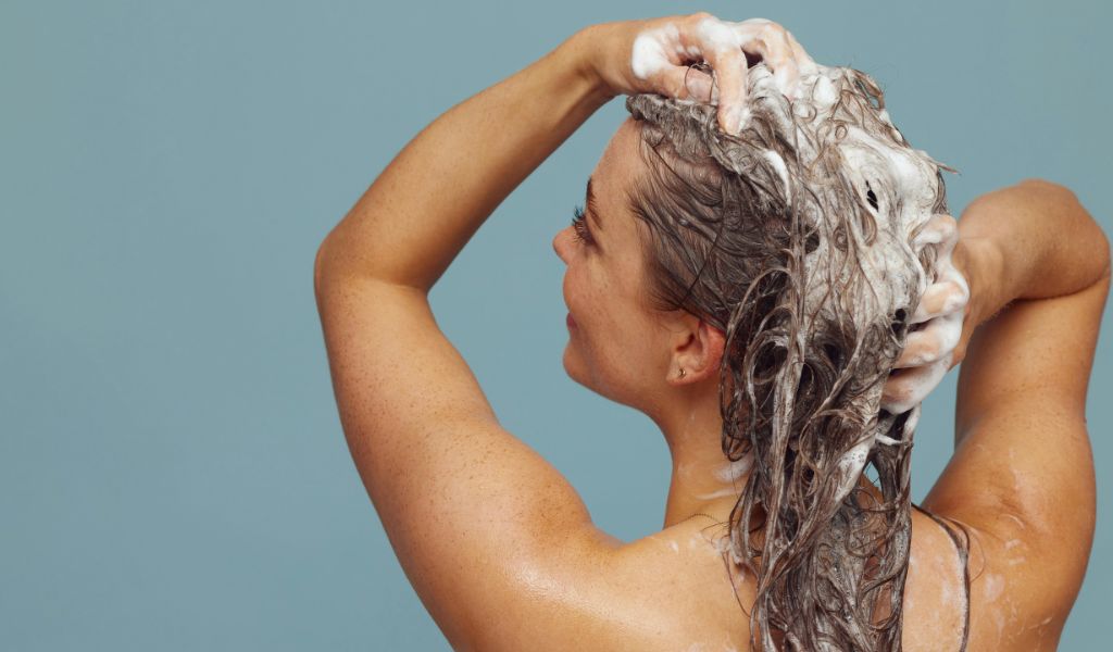 Vệ sinh cơ thể sạch sẽ, kiểm tra các vùng lông và loại bỏ trứng rận hỗ trợ điều trị rận mu