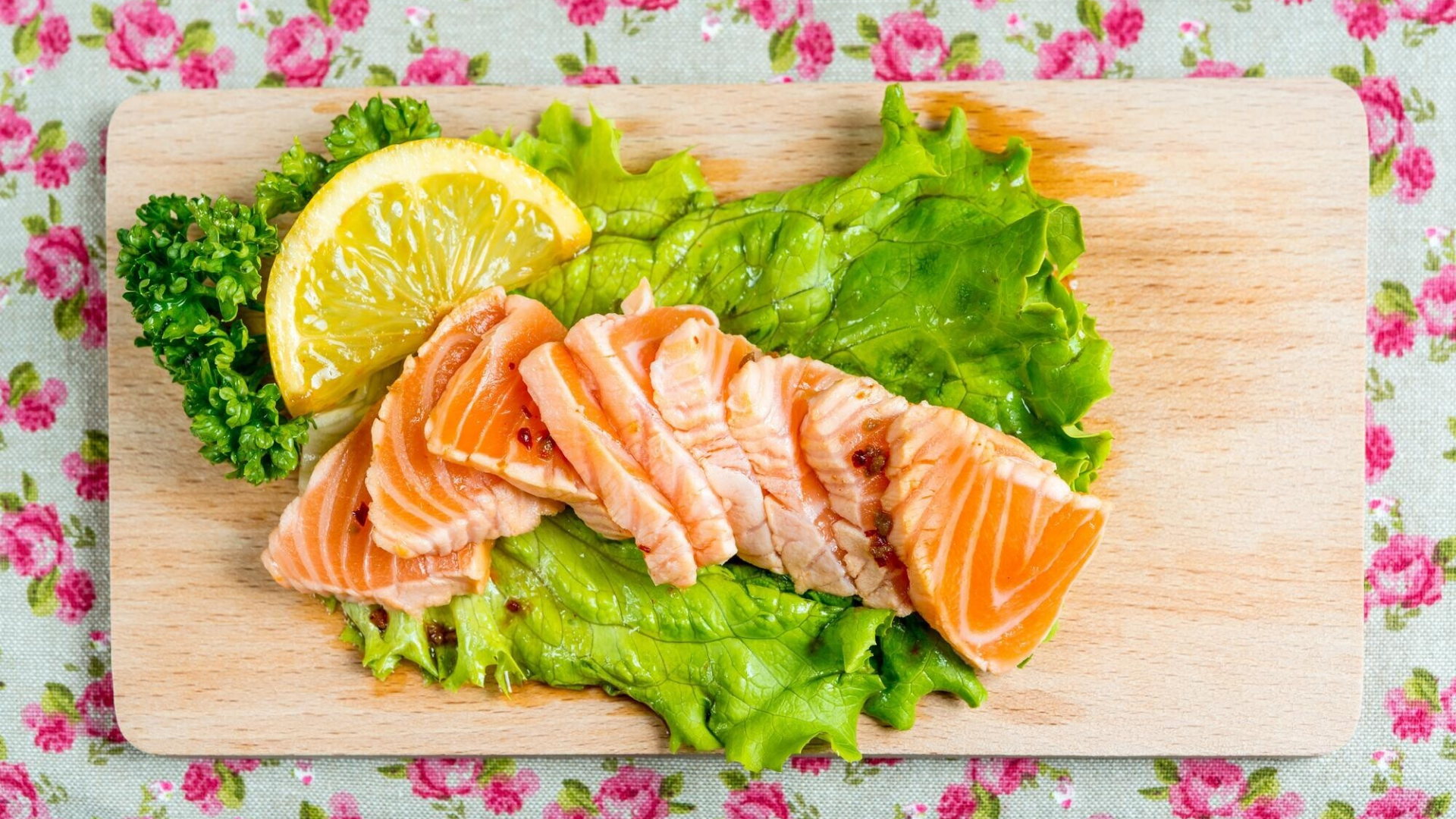 Ngoài selen, cá hồi còn chứa omega-3, hỗ trợ tim mạch và não bộ