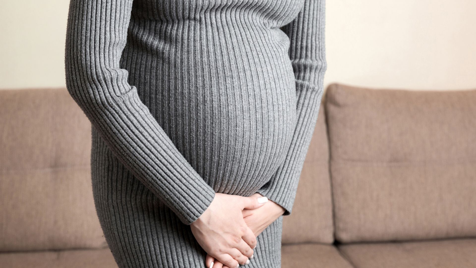 Mẹ bầu đau bụng dưới liên tục trước 37 tuần là một dấu hiệu có thể sinh sớm