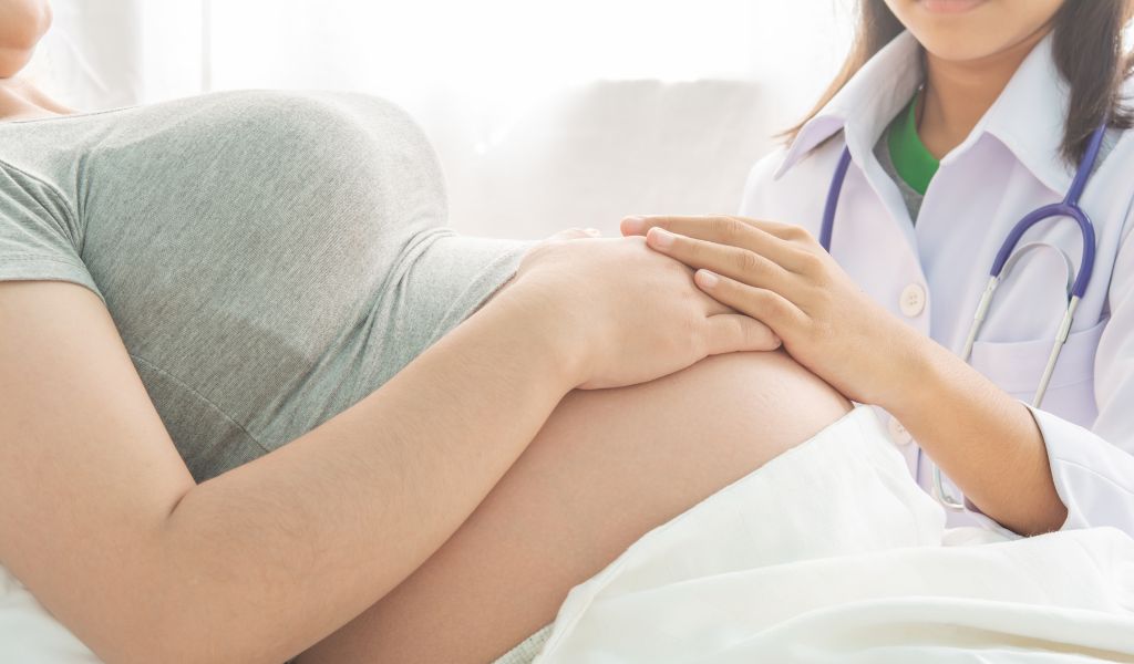 Phụ nữ có thai không nên dùng bột nghệ vì có nguy cơ bị tác dụng phụ