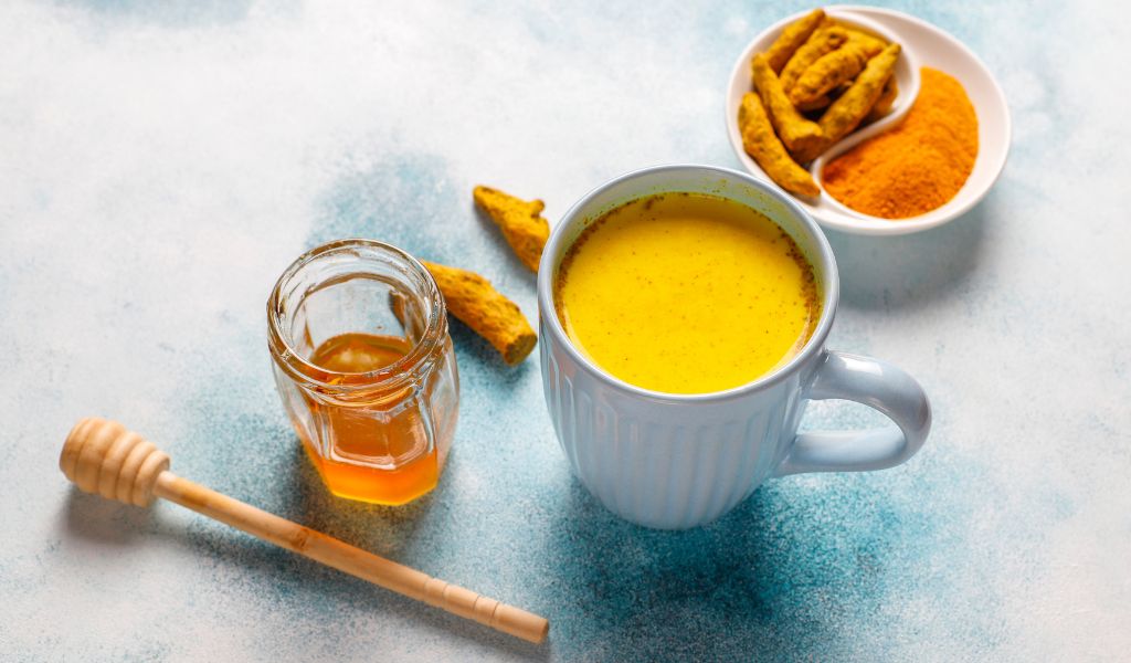 Pha bột nghệ cùng nước ấm và mật ong giúp tăng khả năng hấp thu curcumin