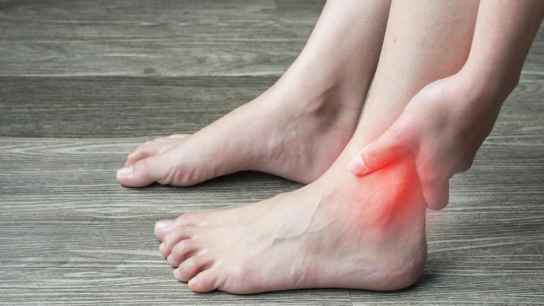 Vùng nứt xương có biểu hiện sưng nề, nóng, đỏ và đau