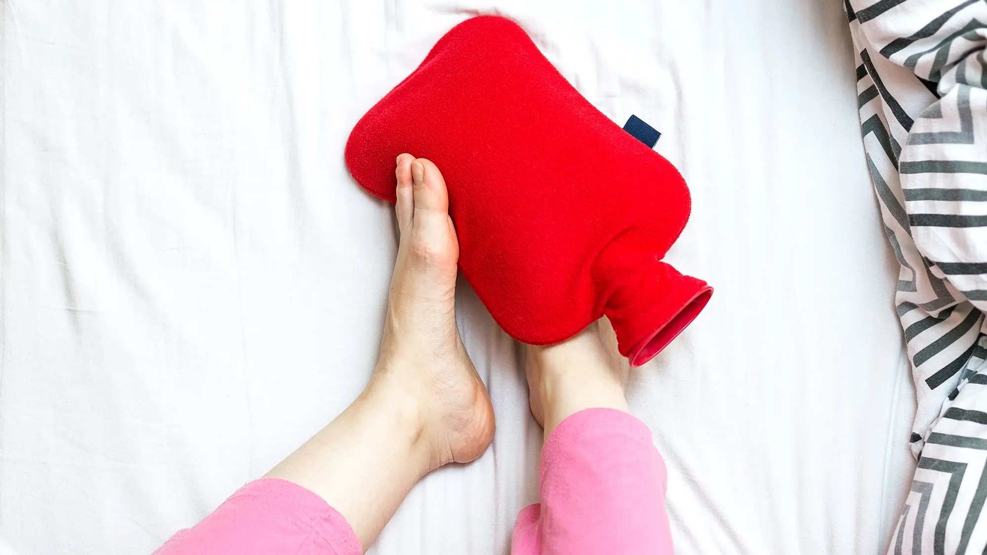 Dùng túi chườm ấm mỗi tối để cải thiện bàn chân lạnh