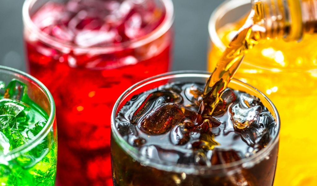 Nước ngọt có ga cũng có chứa thành phần caffeine giúp tạo cảm giác tỉnh táo