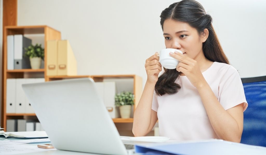 Tác dụng phổ biến nhất của caffeine là giúp cơ thể và não bộ duy trì sự tỉnh táo