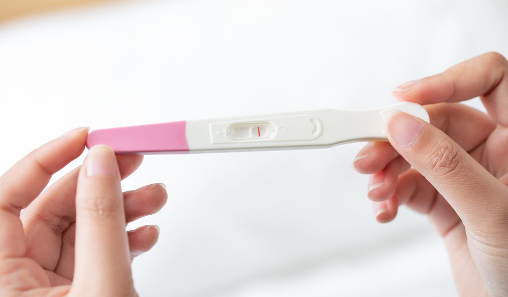 Chậm kinh 10 ngày thử que 1 vạch có thể là kết quả âm tính giả do nồng độ hCG thấp