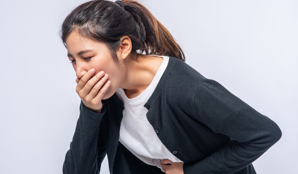 Nếu là máu báo thai, bạn có thể cảm thấy buồn nôn và nôn