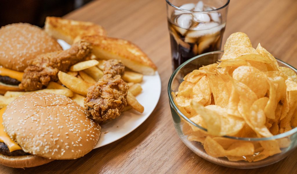 Đồ ăn nhanh giàu chất béo chuyển hóa là thực phẩm nên tránh khi xét đến cholesterol cao nên kiêng gì