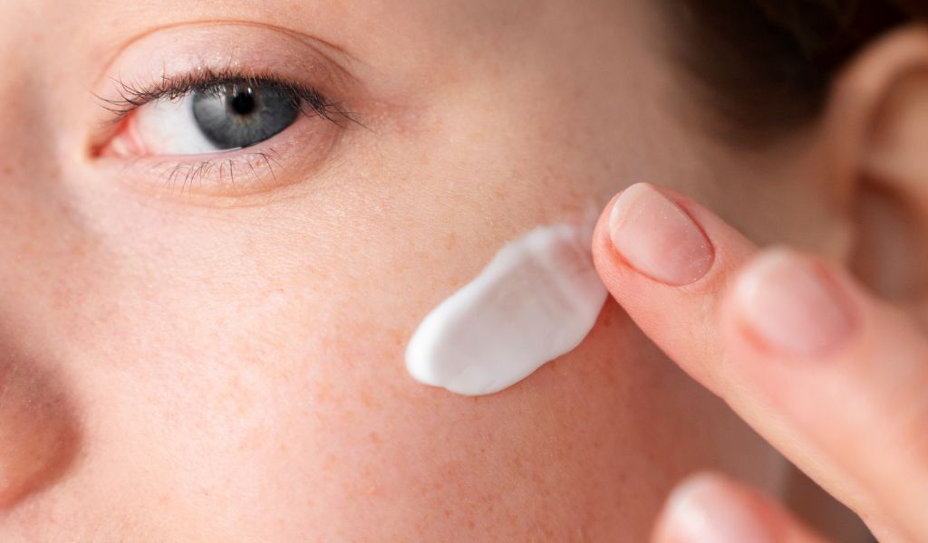 Thoa kem chống nắng phổ rộng mỗi ngày giúp kiểm soát nám da và bảo vệ da trước tác hại của ánh nắng