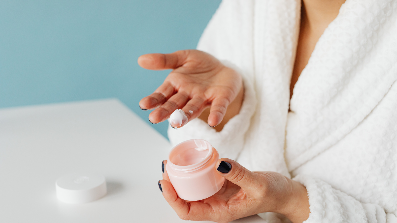 Dưỡng ẩm đúng cách có thể giảm đáng kể mức độ chàm tái phát