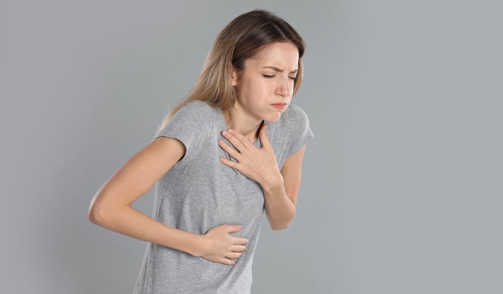 Ngoài ợ nóng, ợ chua thì người bệnh có thể bị buồn nôn, nôn hoặc thấy đau tức ngực