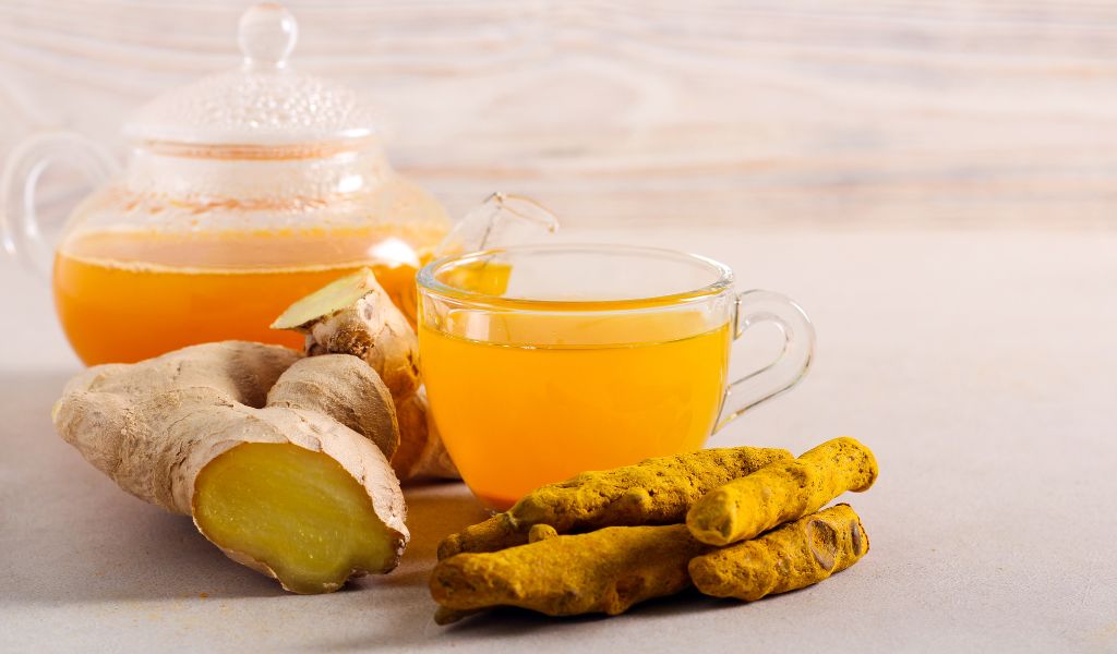 Gừng và nghệ có tính kháng viêm tự nhiên giúp làm dịu triệu chứng ợ nóng, buồn nôn