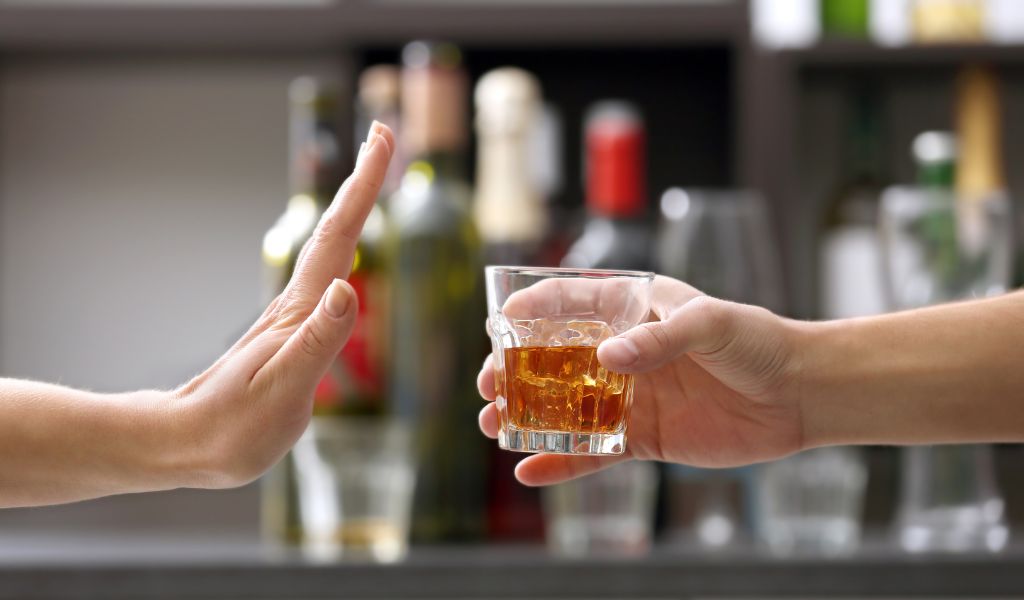 Tránh sử dụng đồ uống kích thích và có cồn để giảm tình trạng trào ngược